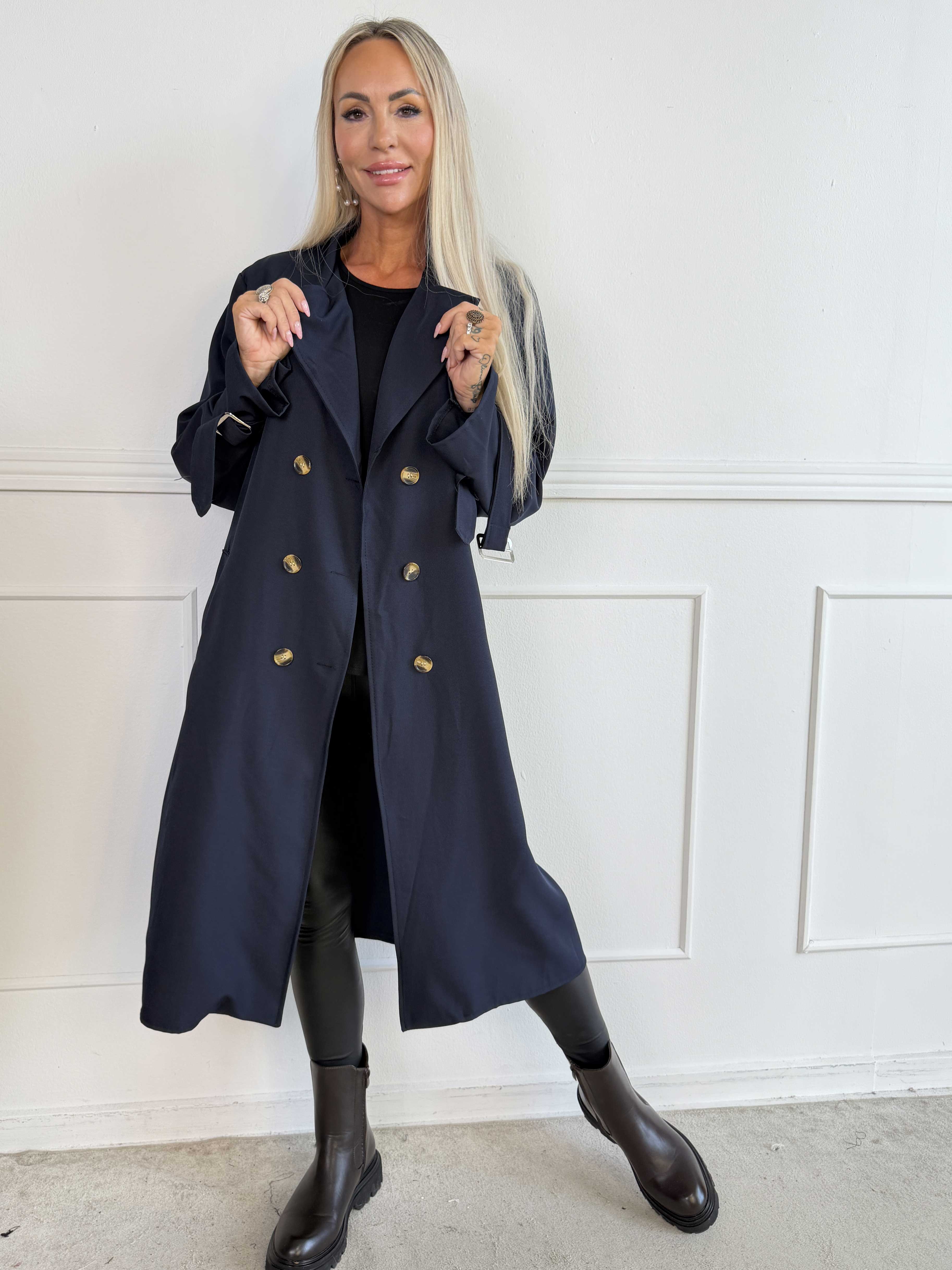 Sharpay 2.0 – Lätt plus size trenchcoat med knytskärp